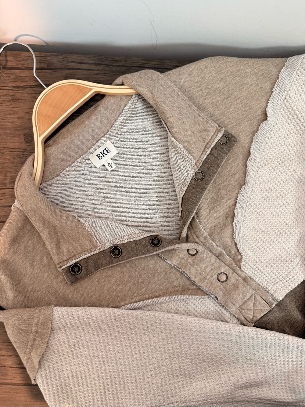 BKE By Buckle Pieced Henley Pullover Sz LG Cream Tan Brown 1/4 Snap Down Clean